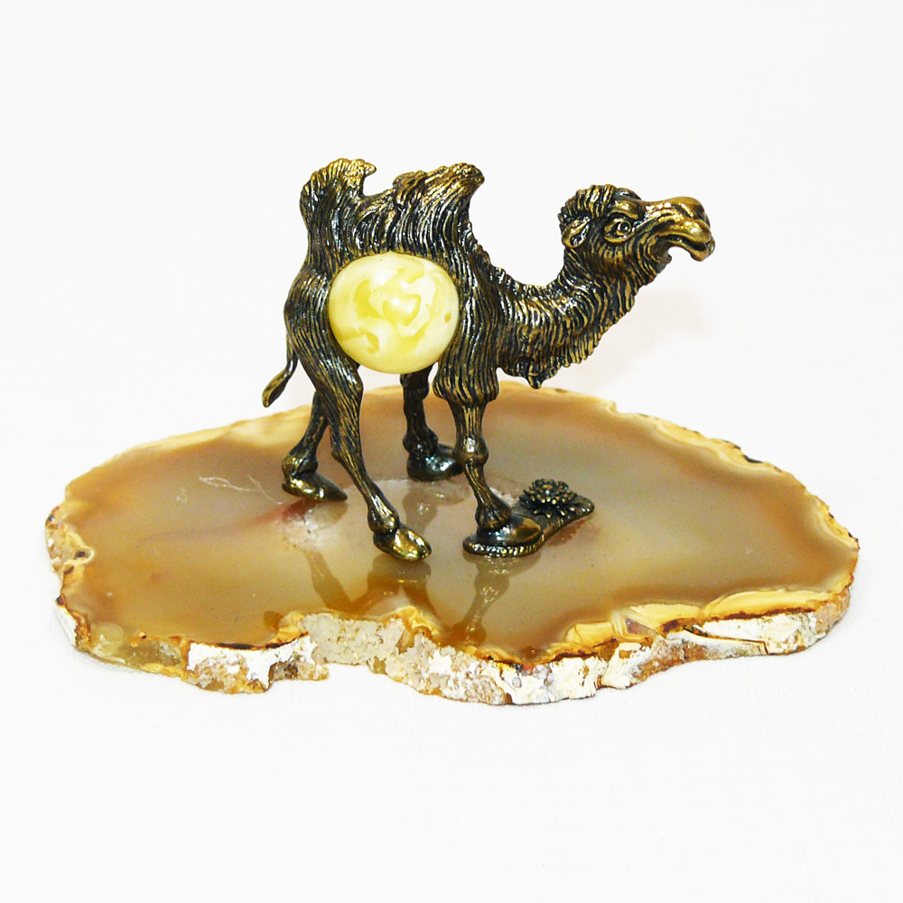 Композиция - Сахара - фигурка из янтаря в бронзе 30х60х55 мм на срезе агата 80х105 мм