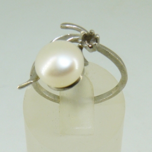 Кольцо 18.7 из жемчуга 9 мм и дымчатого кварца в серебре