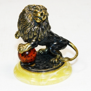 Фигурка с янтарем в бронзе - Лев с шаром - 50х60 мм