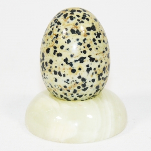 Яйцо из яшмы леопардовой 35х50 мм на подставке из оникса диаметр 50 мм
