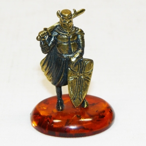 Фигурка с янтарем в бронзе - Рыцарь со щитом - 30х35х60 мм