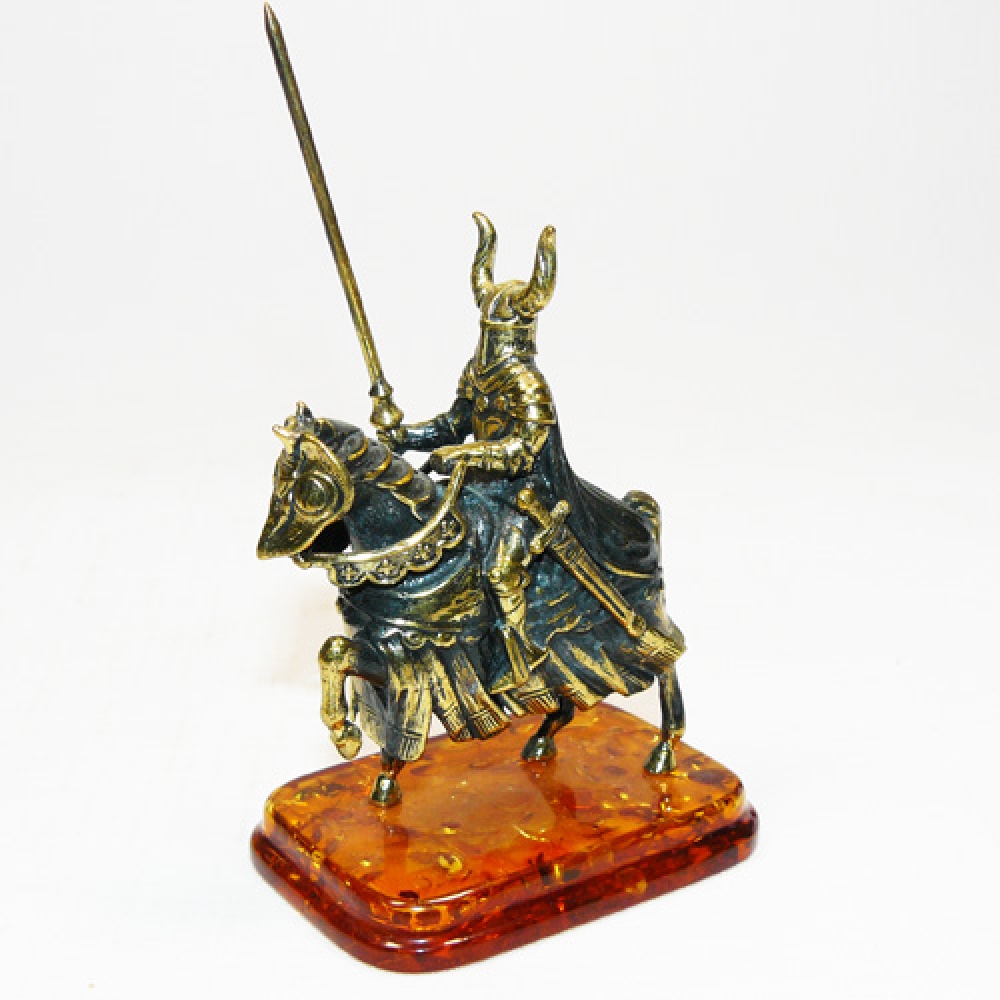 Фигурка с янтарем в бронзе - Рыцарь на коне - 50х70х100 мм