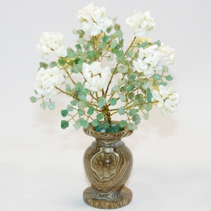 Букет белых хризантем из авантюрина и перламутра в вазе из оникса - цветы из камня