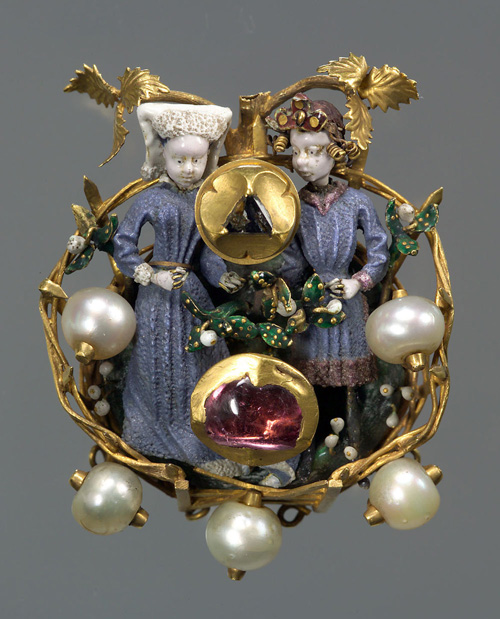 Бургундская брошь середины XV века, изображающая влюблённую пару. Украшена гранатами и жемчугом.