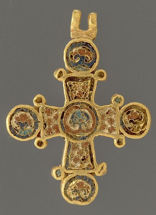 Перегородчатая эмаль и касты под камни на византийском кресте XI века.