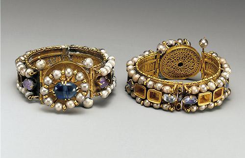 Женские золотые браслеты - вероятнее всего, изготовлены в Константинополе или его пригороде, датируются VI - VIII веком. Использованы серебряные вставки, а также жемчуг, аметисты, сапфиры, кварц, бериллы и горячая эмаль (свинцовое стекло).