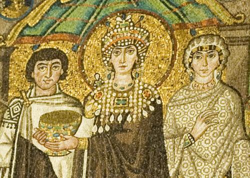 Мозаика с изображением императрицы Теодоры Юстиниан, в последствие христианской святой Феодоры, жившей в VI веке. Головной убор и ворот полностью расшиты жемчугом и камнями.