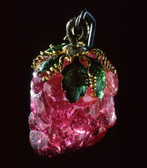 Королевский подарок Густава III Екатерине II, оказавшийся турмалиновой, а не рубиновой виноградной гроздью. Красный турмалин, золото, горячая эмаль.