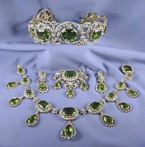 Австрийская парюра с хризолитами и бриллиантами, датируется XVIII веком.