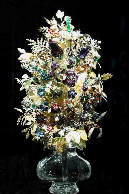Драгоценный букет, преподнесённый императрицей Марией Терезией Австрийской своему супругу. Золотые листья и стебли, а также несколько тысяч драгоценных и полудрагоценных камней.