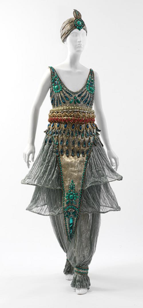 Женский маскарадный костюм, созданный парижским модельером Полем Пуаре в 1910-х годах как отклик на ориентальную моду. Расшит кораллами и бирюзой.