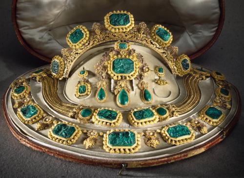 Золотая парюра 1820-х годов, созданная в парижской мастерской Симона Петито. Вставками служат малахитовые камеи.